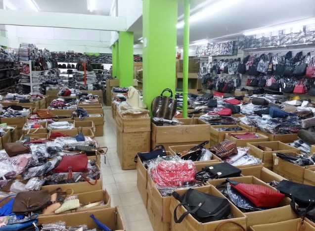 Εντοπίστηκαν 2 κατάστημα με προϊόντα απομίμησης στο κέντρο της Αθήνας - Φωτογραφία 1