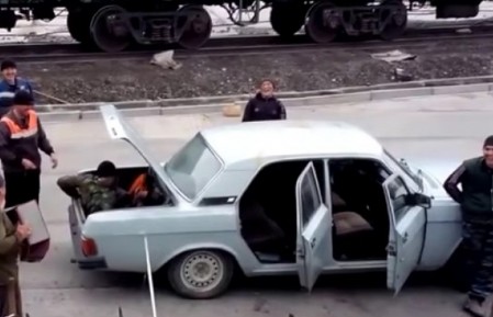 Πόσοι Ρώσοι χωράνε σε ένα αυτοκίνητο; [video] - Φωτογραφία 1