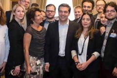 Η ρεπόρτερ που δεν μπορούσε να πάρει τα μάτια της από τον Αλέξη Τσίπρα [photos]