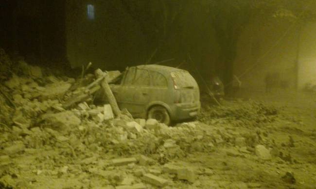 Εικόνες καταστροφής από το ισχυρό χτύπημα του Εγκέλαδου με έναν νεκρό στην Ιταλία! - Φωτογραφία 1