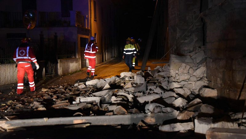 Εικόνες καταστροφής από το ισχυρό χτύπημα του Εγκέλαδου με έναν νεκρό στην Ιταλία! - Φωτογραφία 3