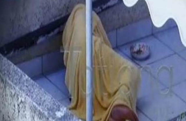 ΑΠΑΝΘΡΩΠΟ! Ο 86χρονος που κοιμάται και κάνει μπάνιο στο μπαλκόνι του σπιτιού του! [Video] - Φωτογραφία 1