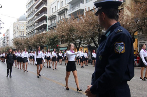 Θεσσαλονίκη: Τα γέλια στην εξέδρα, ο δρομέας και... τα ΑΠΡΟΟΠΤΑ της μαθητικής παρέλασης [photos] - Φωτογραφία 11
