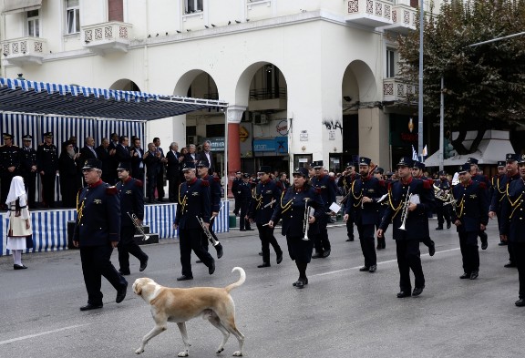 Θεσσαλονίκη: Τα γέλια στην εξέδρα, ο δρομέας και... τα ΑΠΡΟΟΠΤΑ της μαθητικής παρέλασης [photos] - Φωτογραφία 13