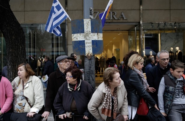 Θεσσαλονίκη: Τα γέλια στην εξέδρα, ο δρομέας και... τα ΑΠΡΟΟΠΤΑ της μαθητικής παρέλασης [photos] - Φωτογραφία 2