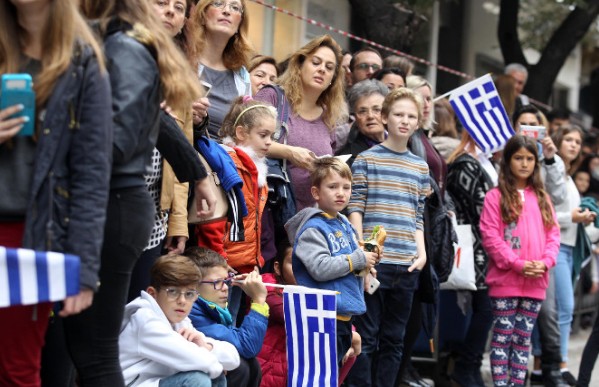 Θεσσαλονίκη: Τα γέλια στην εξέδρα, ο δρομέας και... τα ΑΠΡΟΟΠΤΑ της μαθητικής παρέλασης [photos] - Φωτογραφία 3