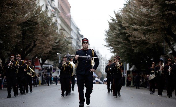 Θεσσαλονίκη: Τα γέλια στην εξέδρα, ο δρομέας και... τα ΑΠΡΟΟΠΤΑ της μαθητικής παρέλασης [photos] - Φωτογραφία 6