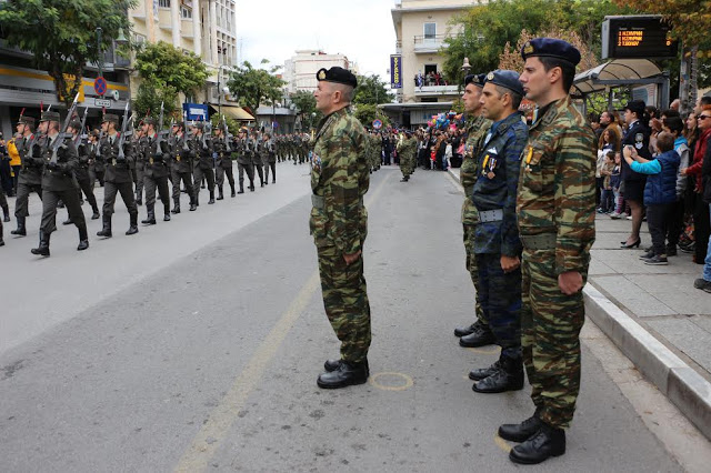 Οι πρώτες φωτό από τη στρατιωτική παρέλαση στη Λάρισα - Φωτογραφία 1