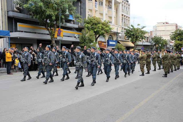 Οι πρώτες φωτό από τη στρατιωτική παρέλαση στη Λάρισα - Φωτογραφία 7