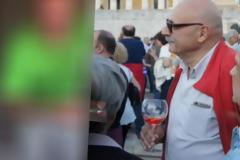 Θυμάστε τον διαδηλωτή με το κολωνάτο στο Σύνταγμα; Δείτε τι δουλειά κάνει ο τύπος... [photos]