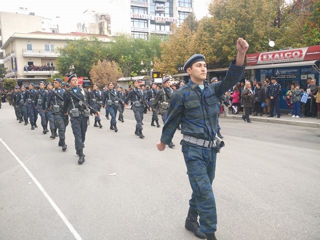 Φωτορεπορτάζ από την παρέλαση της Λάρισας - Φωτογραφία 10