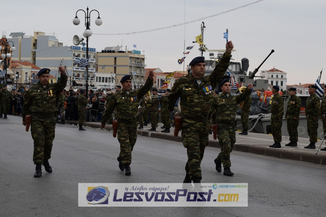 Με πλήθος κόσμου, ισχυρή αστυνομική δύναμη και ψιλόβροχο πραγματοποιήθηκε η παρέλαση της 28η Οκτωβρίου στην Μυτιλήνη (pics, vid) - Φωτογραφία 2