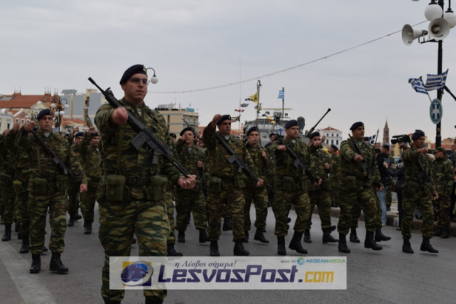 Με πλήθος κόσμου, ισχυρή αστυνομική δύναμη και ψιλόβροχο πραγματοποιήθηκε η παρέλαση της 28η Οκτωβρίου στην Μυτιλήνη (pics, vid) - Φωτογραφία 3