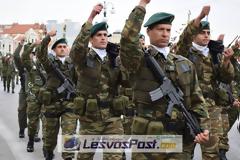 Με πλήθος κόσμου, ισχυρή αστυνομική δύναμη και ψιλόβροχο πραγματοποιήθηκε η παρέλαση της 28η Οκτωβρίου στην Μυτιλήνη (pics, vid)