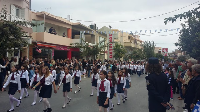 Παρέλαση στο Γάζι: Μαθητές και μέλη Πολιτιστικών Συλλόγων τίμησαν την Εθνική Επέτειο - Φωτογραφία 2