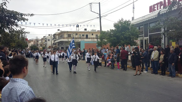 Παρέλαση στο Γάζι: Μαθητές και μέλη Πολιτιστικών Συλλόγων τίμησαν την Εθνική Επέτειο - Φωτογραφία 4