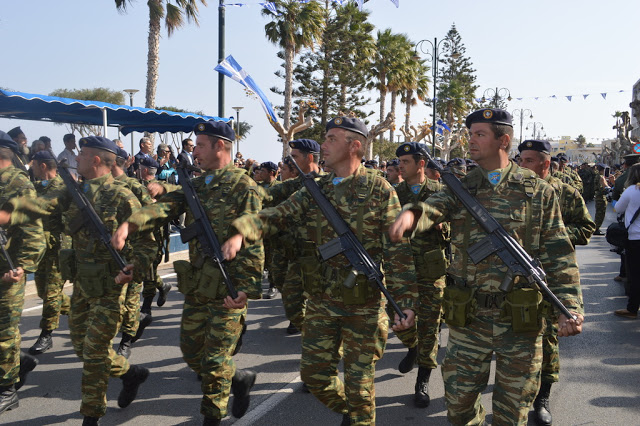 Φωτό και βίντεο από τη στρατιωτική παρέλαση στην ΚΩ - Φωτογραφία 10