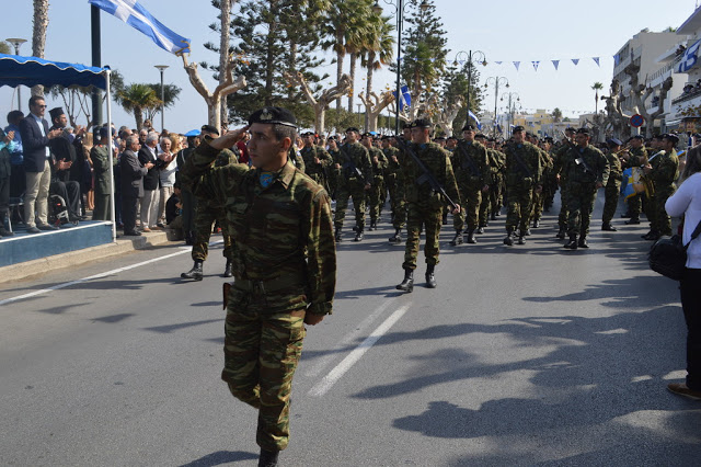 Φωτό και βίντεο από τη στρατιωτική παρέλαση στην ΚΩ - Φωτογραφία 12