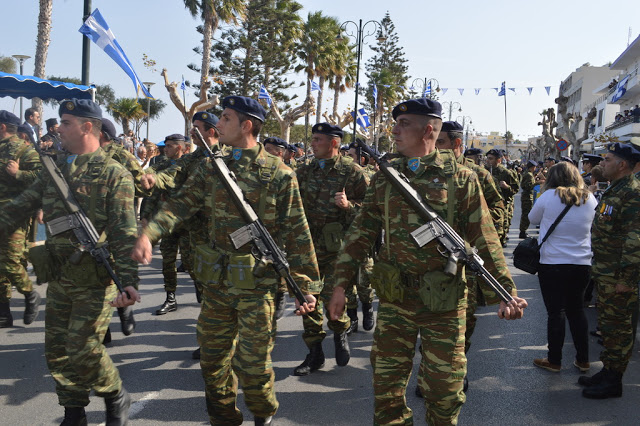 Φωτό και βίντεο από τη στρατιωτική παρέλαση στην ΚΩ - Φωτογραφία 14