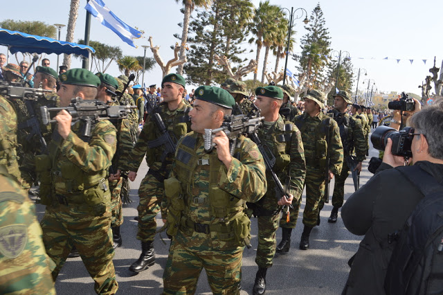 Φωτό και βίντεο από τη στρατιωτική παρέλαση στην ΚΩ - Φωτογραφία 16