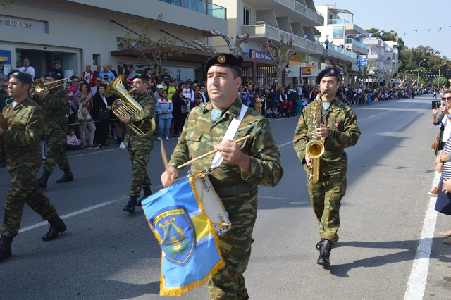 Φωτό και βίντεο από τη στρατιωτική παρέλαση στην ΚΩ - Φωτογραφία 3