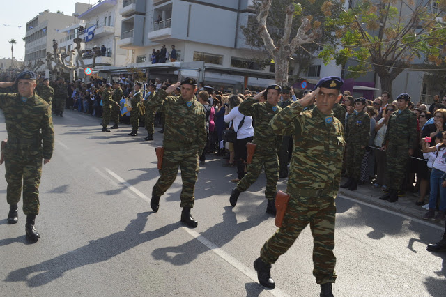 Φωτό και βίντεο από τη στρατιωτική παρέλαση στην ΚΩ - Φωτογραφία 8