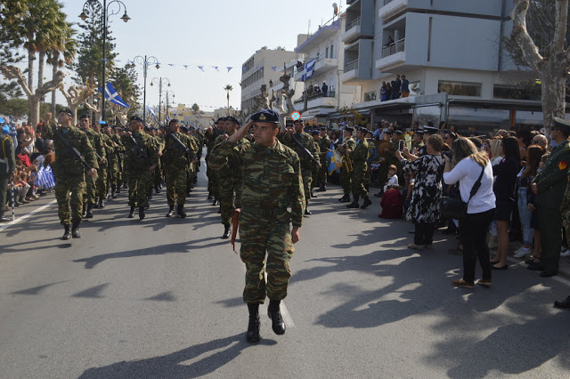 Φωτό και βίντεο από τη στρατιωτική παρέλαση στην ΚΩ - Φωτογραφία 9