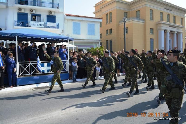 Φωτό από τη στρατιωτική παρέλαση στη Σάμο - Φωτογραφία 19