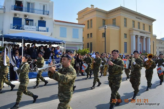 Φωτό από τη στρατιωτική παρέλαση στη Σάμο - Φωτογραφία 3