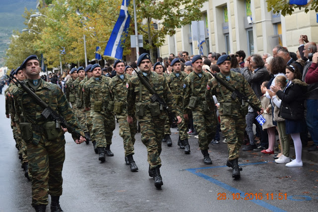 Φωτό από τη στρατιωτική παρέλαση στην Καλαμάτα - Φωτογραφία 12