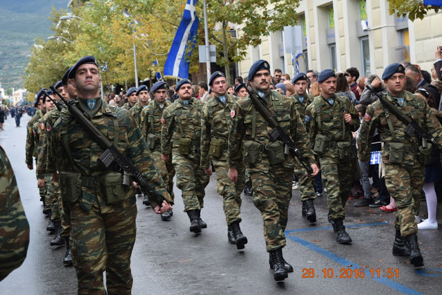 Φωτό από τη στρατιωτική παρέλαση στην Καλαμάτα - Φωτογραφία 13