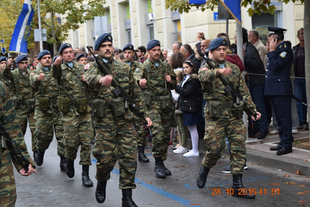 Φωτό από τη στρατιωτική παρέλαση στην Καλαμάτα - Φωτογραφία 14