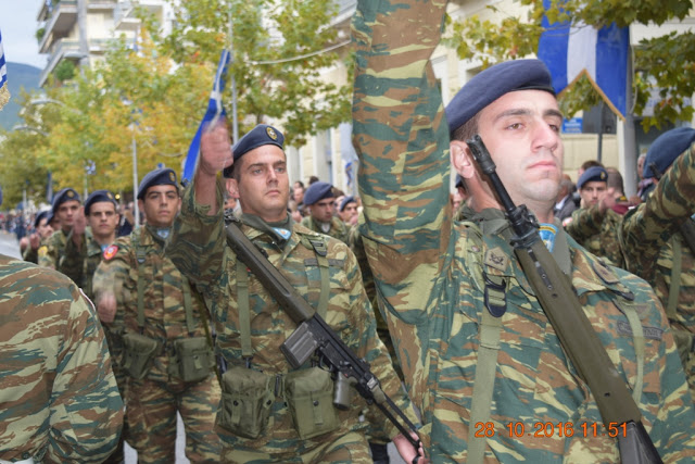 Φωτό από τη στρατιωτική παρέλαση στην Καλαμάτα - Φωτογραφία 15