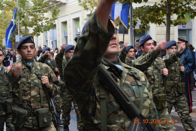 Φωτό από τη στρατιωτική παρέλαση στην Καλαμάτα - Φωτογραφία 16