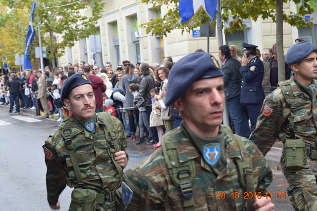 Φωτό από τη στρατιωτική παρέλαση στην Καλαμάτα - Φωτογραφία 19