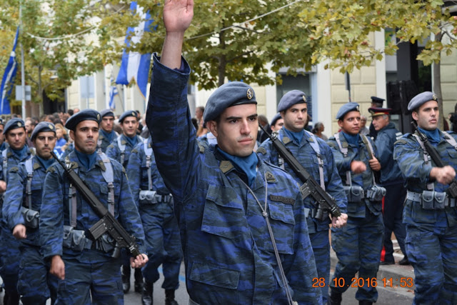 Φωτό από τη στρατιωτική παρέλαση στην Καλαμάτα - Φωτογραφία 34