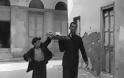 Ένας επετειακός περίπατος κάτω από την Ακρόπολη με ιστορικές και σινεφίλ αναφορές στον πόλεμο του '40