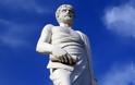 Δημοκρατία και Ευτυχία: Τι λένε Αριστοτέλης και Δημόκριτος;