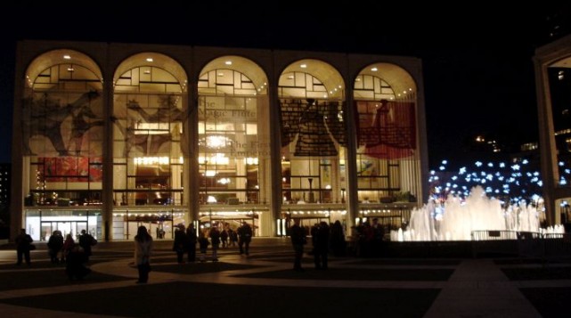 Θεατής σκόρπισε την τέφρα φίλου του στην Μετροπόλιταν Όπερα της Νέας Υόρκης - Φωτογραφία 1