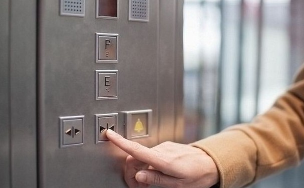Απάτη το κουμπί που κλείνει την πόρτα στο ασανσέρ - Φωτογραφία 1