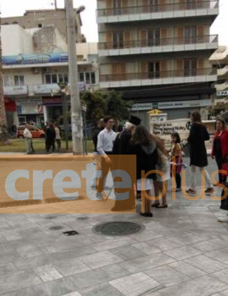 Ο Αρχιεπίσκοπος Κρήτης κοντά στους πολίτες- Εκανε βόλτα και συνομίλησε μαζί τους στο κέντρο του Ηρακλείου - Φωτογραφία 2