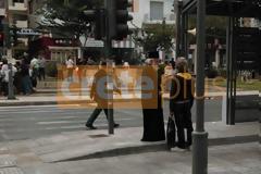 Ο Αρχιεπίσκοπος Κρήτης κοντά στους πολίτες- Εκανε βόλτα και συνομίλησε μαζί τους στο κέντρο του Ηρακλείου