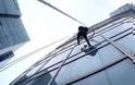 Σκαρφάλωσε σε ουρανοξύστη με δύο... ηλεκτρικές σκούπες [video]