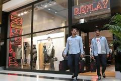 ΚΑΠΙΝΟ ΚΑΙ ΜΠΟΥΧΑΛΑΚΗΣ ΣΤΟ Replay Store ΤΟΥ Golden Hall (PHOTOS)
