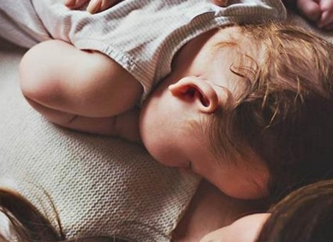 Ο ύπνος των μωρών στο δωμάτιο των γονιών μειώνει τον κίνδυνο αιφνίδιου θανάτου - Φωτογραφία 1
