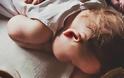 Ο ύπνος των μωρών στο δωμάτιο των γονιών μειώνει τον κίνδυνο αιφνίδιου θανάτου