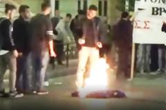 ΠΑΤΡΑ: Μεγάλη Πορεία φοιτητών - Έκαψαν την σημαία της Ευρώπης μπροστά από τα Δικαστήρια