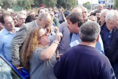 Κρήτη: Συνταξιούχοι έκαψαν επιστολές του Κατρούγκαλου στο ΠΑΓΝΗ - Έτσι υποδέχτηκαν τον Υπουργό Υγείας [photos+video]