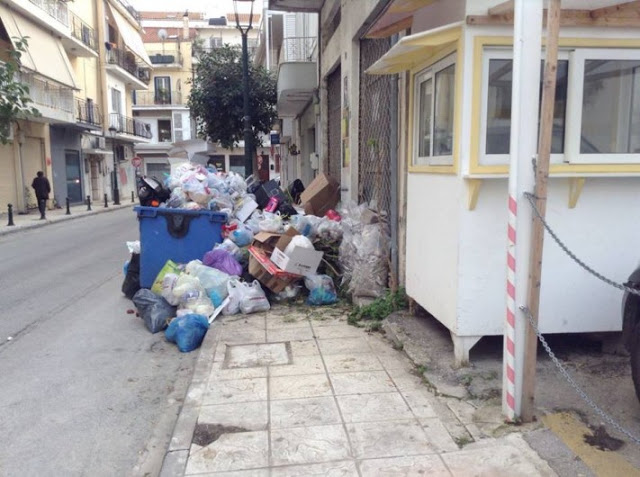 «Βούλιαξε» η Ζάκυνθος στα σκουπίδια με την παρατεταμένη απεργία των απορριμματοφόρων - Φωτογραφία 4