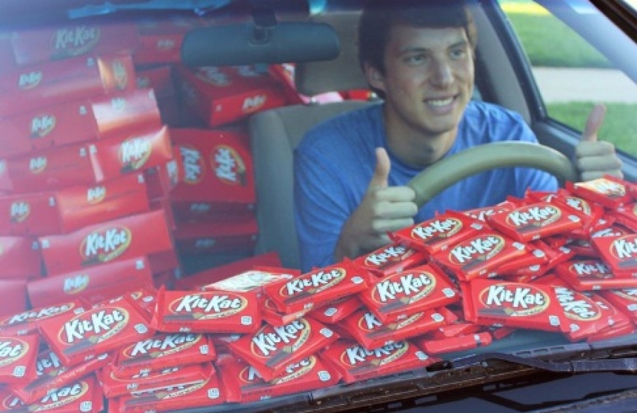 Του έκλεψαν μια Kit-Kat από το αμάξι, αποζημιώθηκε με 6.500 σοκολάτες - Φωτογραφία 1